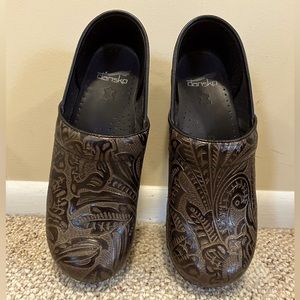Dansko Clogs women’s leather size 8.5